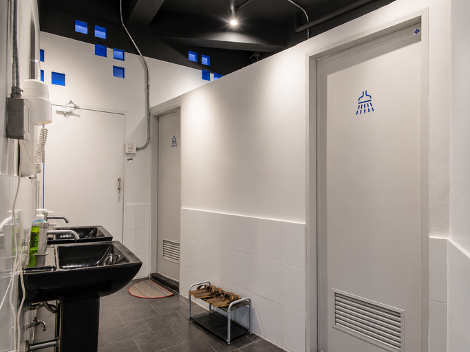 Bathroom 4, Loftel Station Hostel, Bang Rak