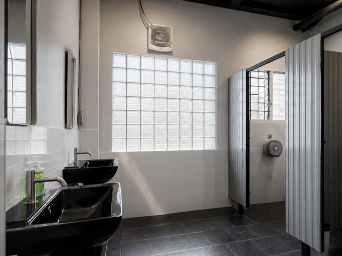 Bathroom 4, Loftel Station Hostel, Bang Rak