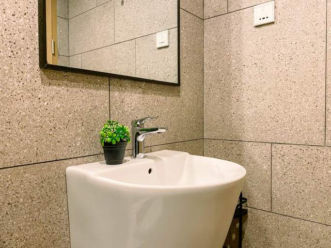 Bathroom 2, Restful Studio Room with City View at Apartment Antasari Place By Travelio, Jakarta Selatan
