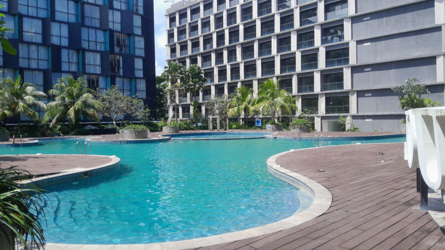 Swimming Pool, Warm Stylish Studio at Apartment Tamansari Skylounge Balikpapan By Travelio, Balikpapan