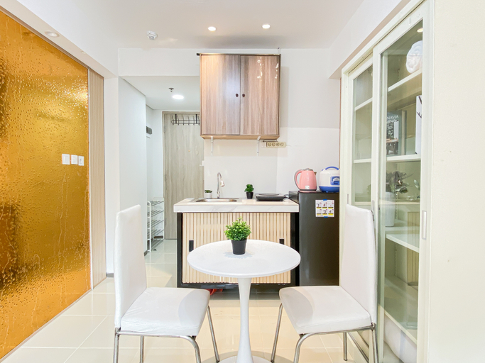 Others 4, Bright and Cozy Studio Room at Apartment Meikarta District 2 By Travelio, Cikarang