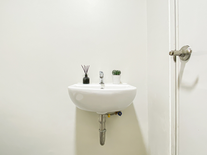 Bathroom 5, Bright and Cozy Studio Room at Apartment Meikarta District 2 By Travelio, Cikarang
