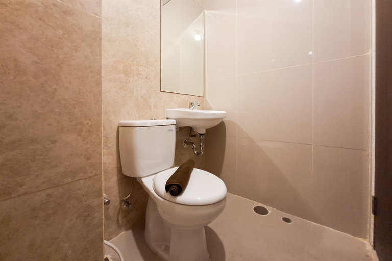 Bathroom 2, Comfortable and Functional Studio Room at Apartment Transpark Bintaro By Travelio, Tangerang Selatan