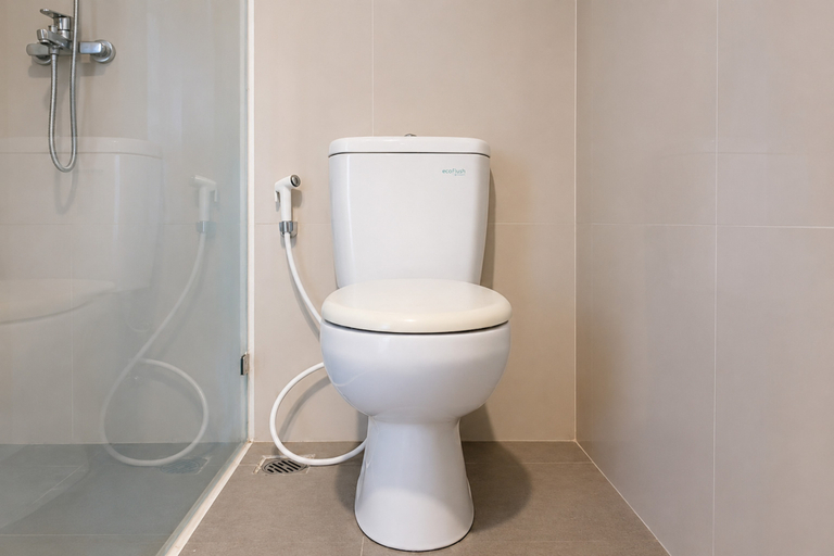 Bathroom 3, Cozy and Chic Studio at Apartment Tamansari Skylounge Balikpapan By Travelio, Balikpapan
