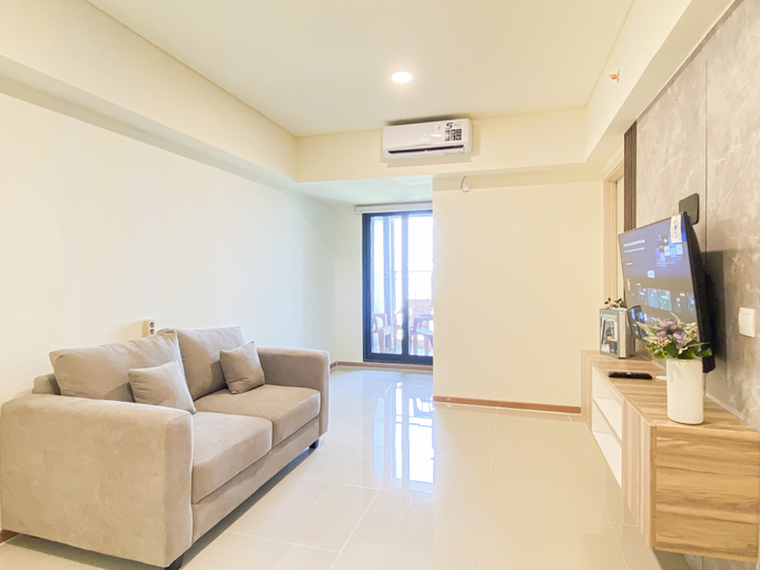 Living Room 4, Convenient 2BR at Apartment Meikarta District 1 By Travelio, Cikarang
