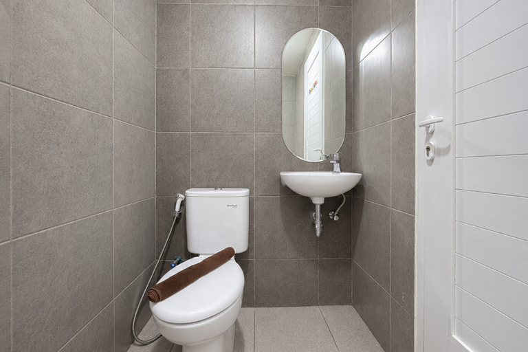 Bathroom 5, Stylish and Warm Studio at Apartment Westown View Surabaya By Travelio, Surabaya