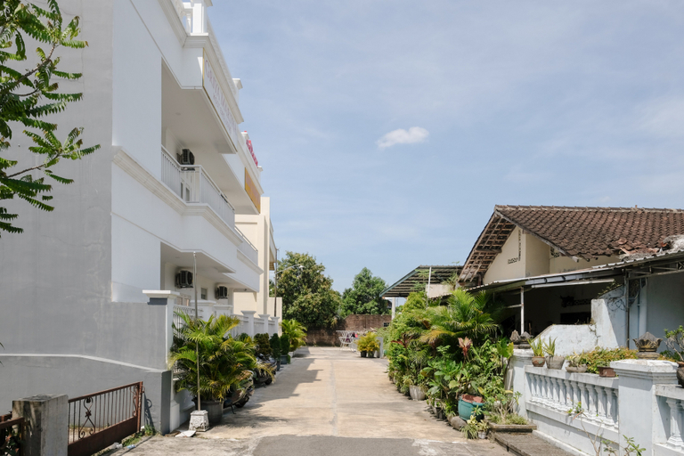 Exterior & Views 2, RedDoorz @ Griya Martha Sumber Solo, Solo