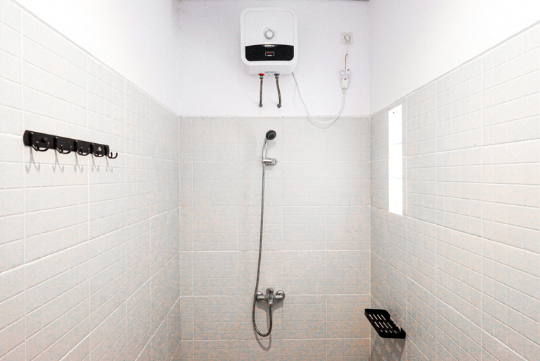 Bathroom 4, RedDoorz near Bukitsari Semarang, Semarang
