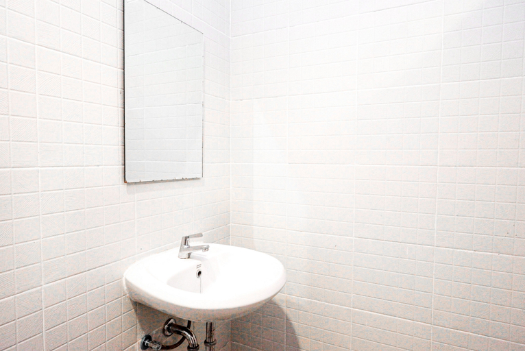 Bathroom 5, RedDoorz near Bukitsari Semarang, Semarang