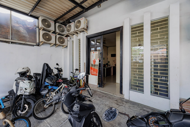 Exterior & Views 2, RedDoorz @ Kebon Kacang, Jakarta Pusat
