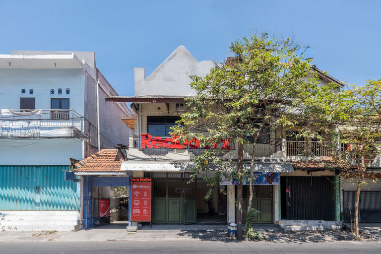 Exterior & Views 2, RedDoorz near Surabaya Town Square, Surabaya