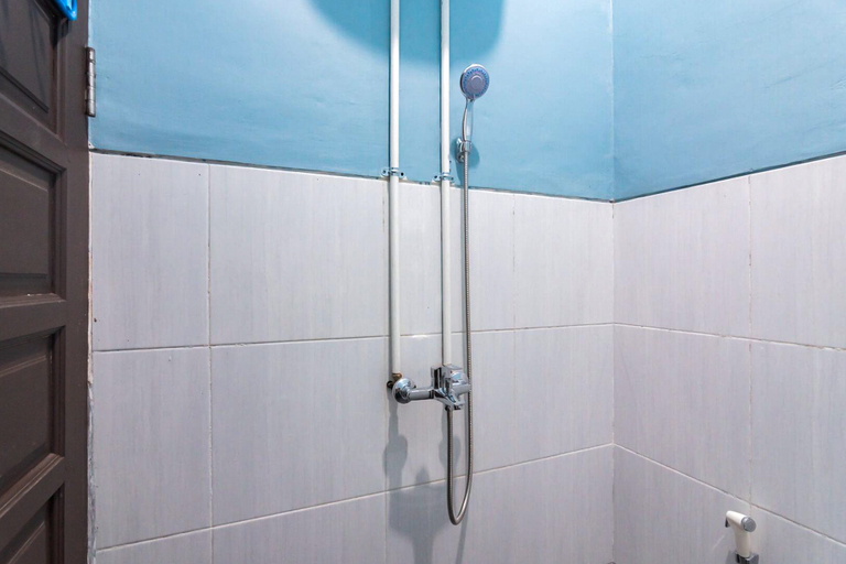 Bathroom 3, RedDoorz Syariah near Jalan Jakarta Samarinda, Samarinda