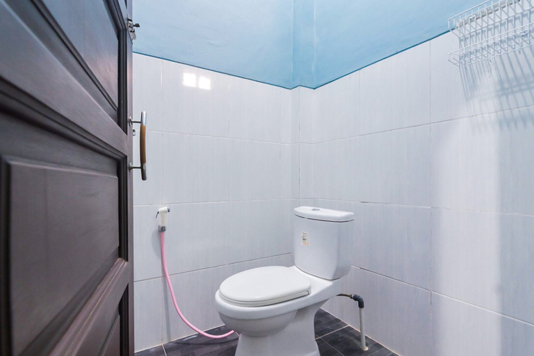 Bathroom 5, RedDoorz Syariah near Jalan Jakarta Samarinda, Samarinda
