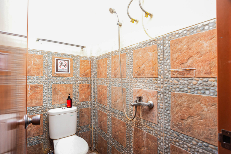 Bathroom 3, RedDoorz Plus near Universitas Indonesia, Depok