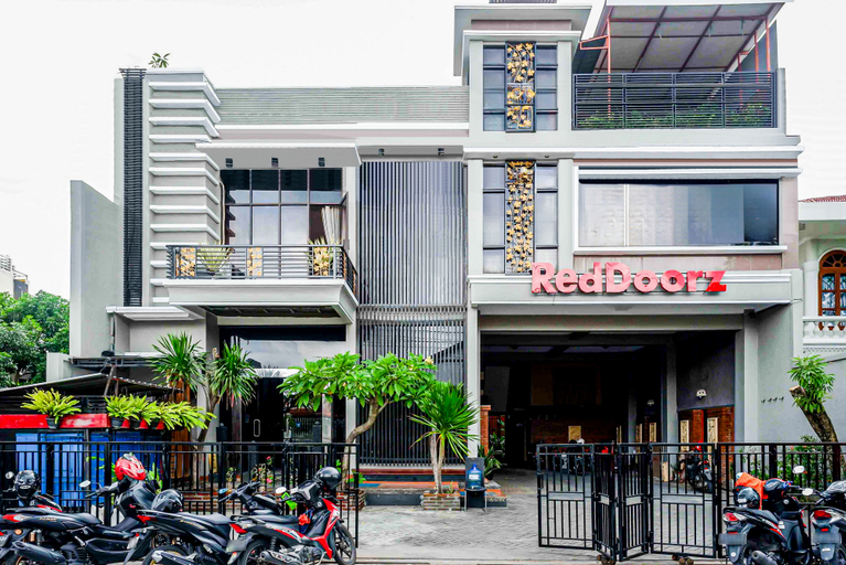 Exterior & Views 2, RedDoorz Plus near Amplaz Yogyakarta, Bantul