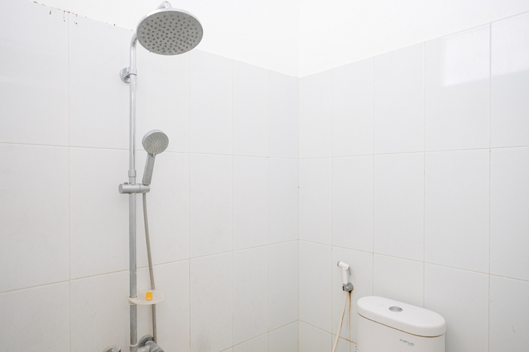 Bathroom, RedDoorz @ Griya Martha Sumber Solo, Solo