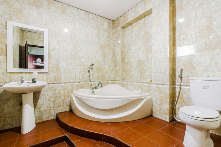 Bathroom 3, RedDoorz Syariah @ Cipanas, Bogor