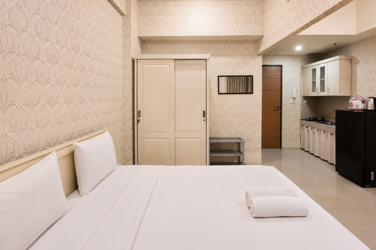 Bedroom 3, Elegant Classic Studio at Apartment Vida View Makassar By Travelio, Makassar