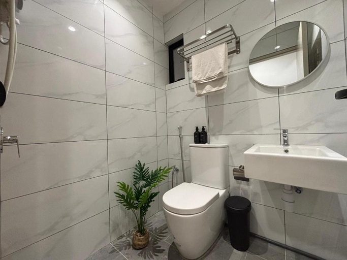 Bathroom 5, Picadilly Greentown Premium Suites by IWH Suites, Kinta