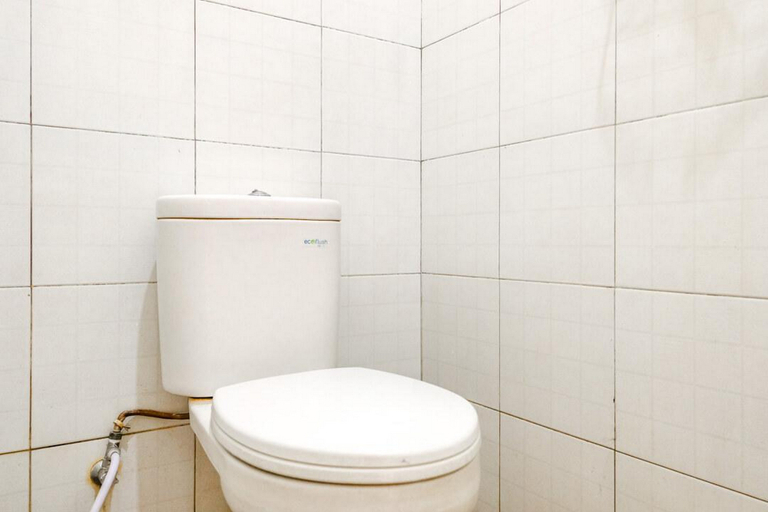 Bathroom 3, Pondok Malabar Mitra RedDoorz, Jakarta Barat