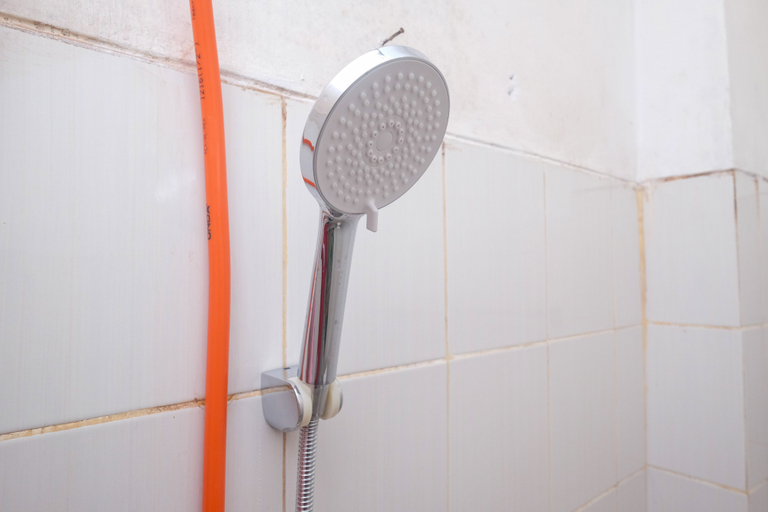 Bathroom 3, RedDoorz Syariah near Jogja Expo Center, Bantul