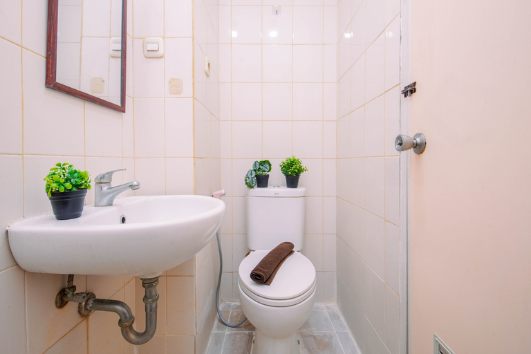 Others 5, Decent and Functional Studio Room at Apartment Medina By Travelio, Tangerang