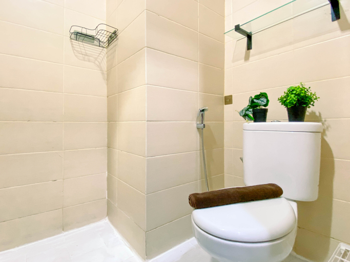 Bathroom 2, Warm Minimalist Studio at Apartment Belmont Residence Puri By Travelio, Jakarta Barat