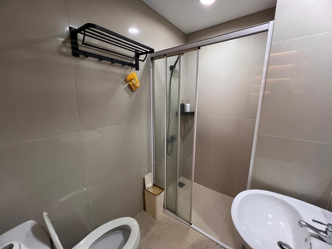 Bathroom 5, Atria Residences Gading Serpong with Smart TV 55 Inch by Shirakawa Japanese Style, Tangerang