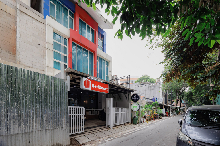 Exterior & Views 2, RedDoorz near MRT Bendungan Hilir, Central Jakarta