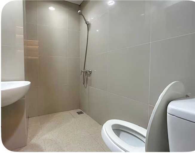 Bathroom 5, Atria Residences Gading Serpong with Smart TV55inch by Phoenix Luxury, Tangerang
