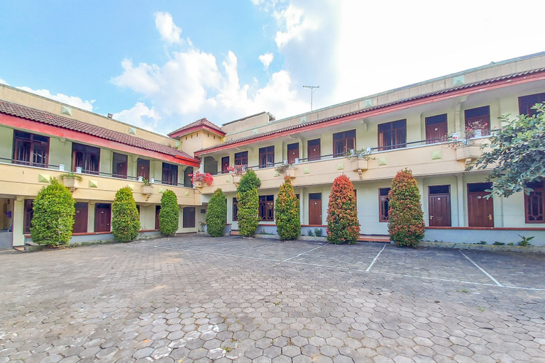 Exterior & Views 2, Urbanview Hotel Grand Palem near Alun Alun Batu, Malang