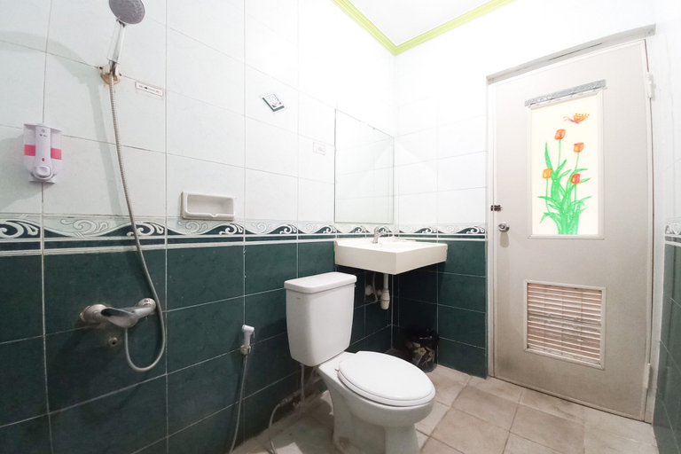 Bathroom 5, Urbanview Hotel Grand Palem near Alun Alun Batu, Malang