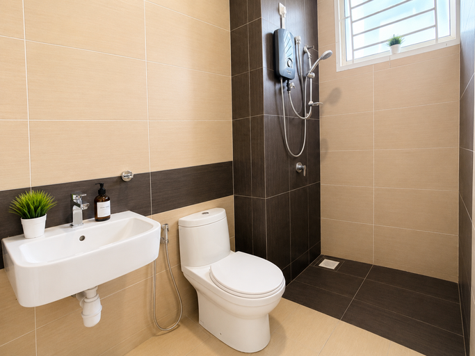 Bathroom 5, D'Family Nest Desaru 5BR 20Pax Karaoke/Pooltable, Kota Tinggi