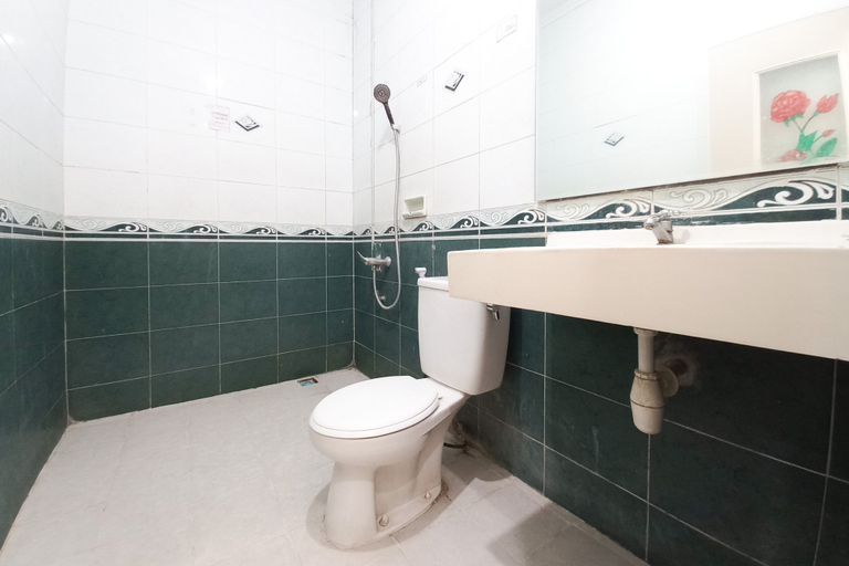 Bathroom 4, Urbanview Hotel Grand Palem near Alun Alun Batu, Malang