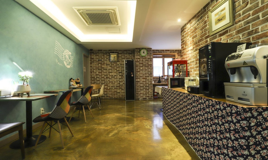 Food & Drinks 2, Hotel H2, Jung