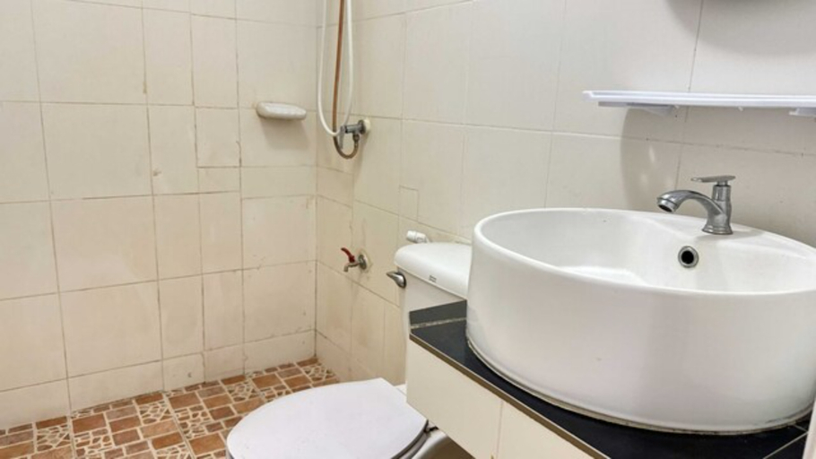 Bathroom 2, Collection O Banwiang Guesthouse, Muang Chiang Mai