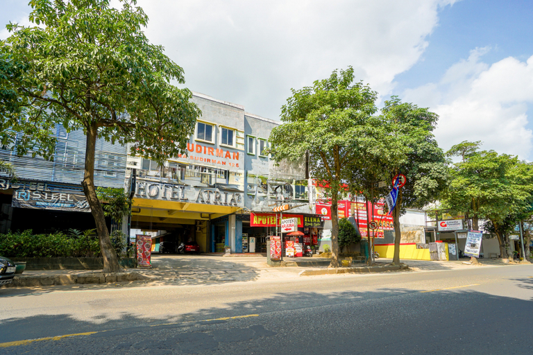 Others 3, RedDoorz @ Hotel Atriaz Alun Alun Trenggalek, Trenggalek