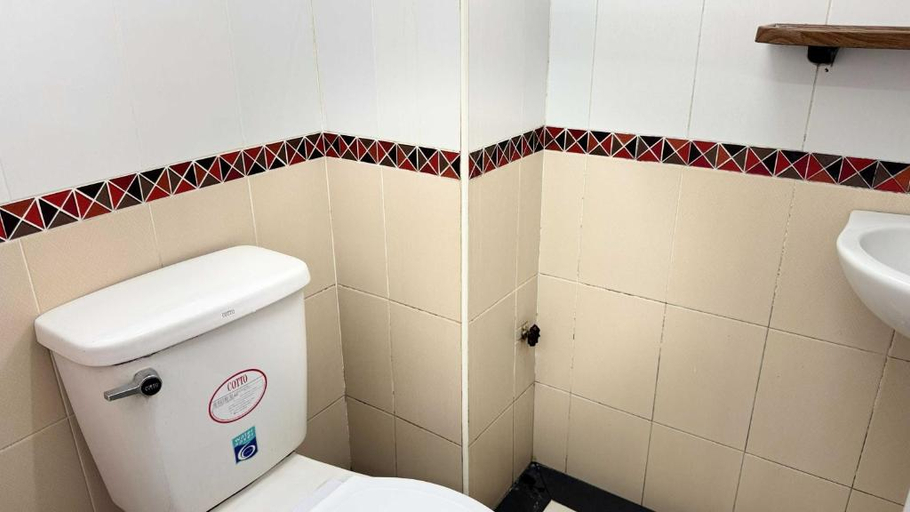 Bathroom 3, Collection O Banwiang Guesthouse, Muang Chiang Mai