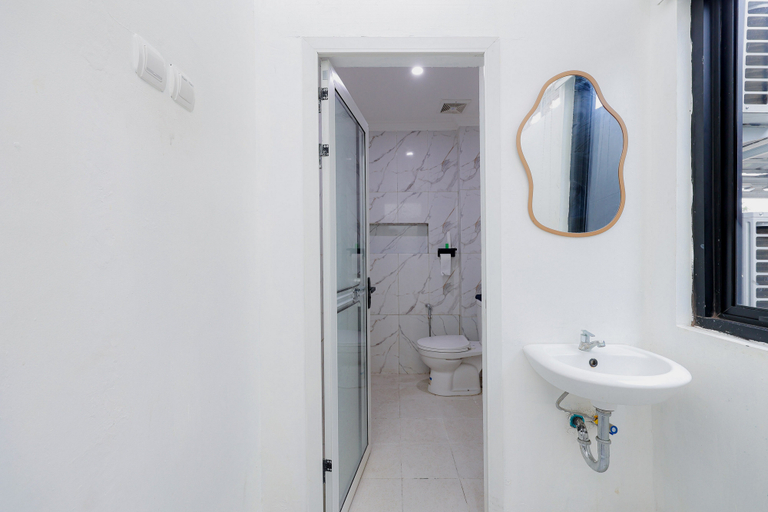 Bathroom 3, Urbanview Hotel Amira Syariah Bogor, Bogor