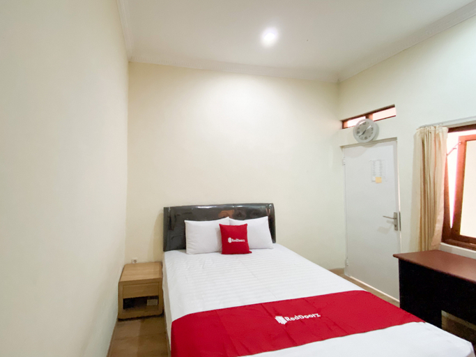 Bedroom 2, RedDoorz @ Malang City Center, Malang
