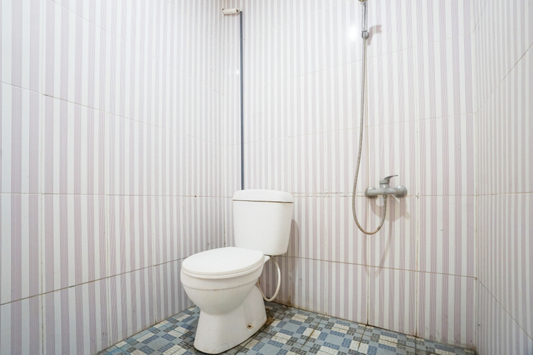 Bathroom, RedDoorz @ Hotel Atriaz Alun Alun Trenggalek, Trenggalek