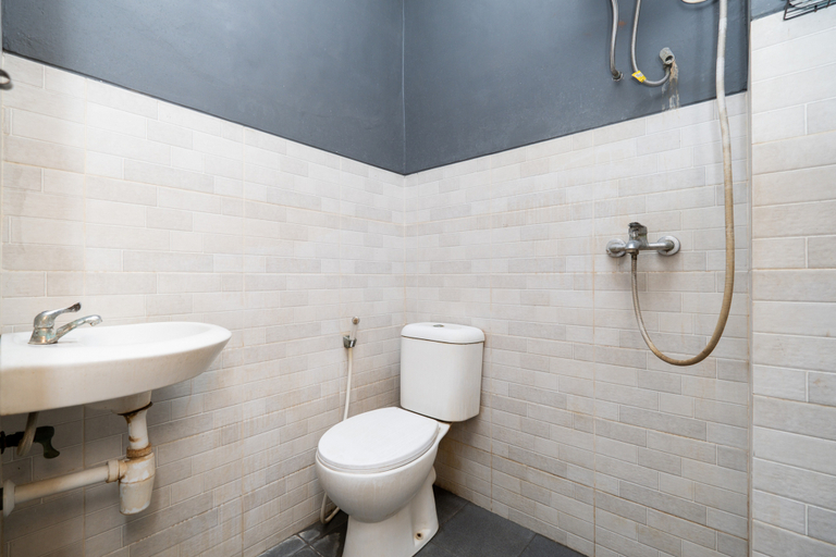 Bathroom 3, RedDoorz @ Nginden Surabaya, Surabaya