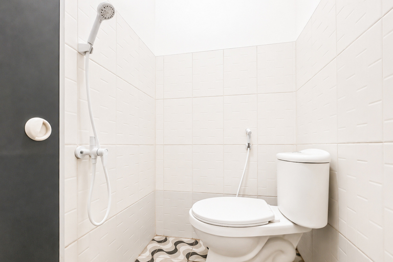 Bathroom 3, RedDoorz @ Villa Erbysa Pantai Karangpapak Garut, Garut
