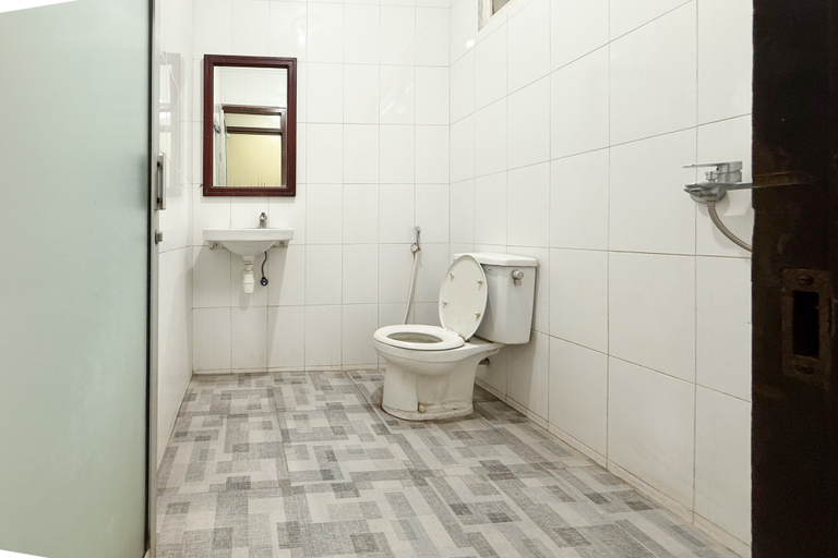 Bathroom 3, RedDoorz @ Hotel Sukapura Permai Bromo, Probolinggo