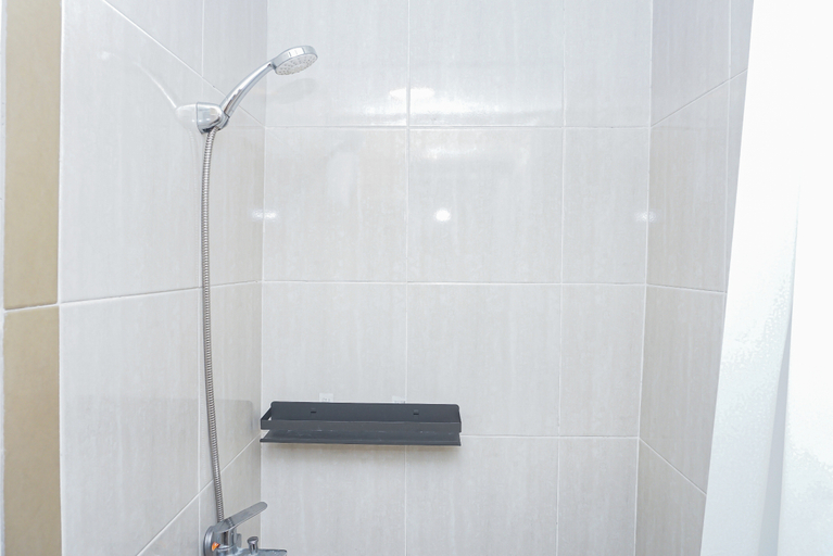 Bathroom 3, Cozy Stay 2BR at Apartment Meikarta District 2 By Travelio, Cikarang