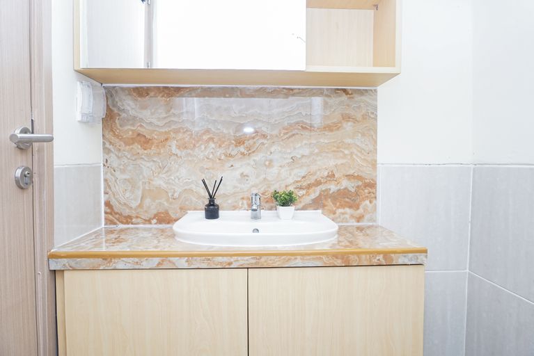 Bathroom 4, Cozy Stay 2BR at Apartment Meikarta District 2 By Travelio, Cikarang