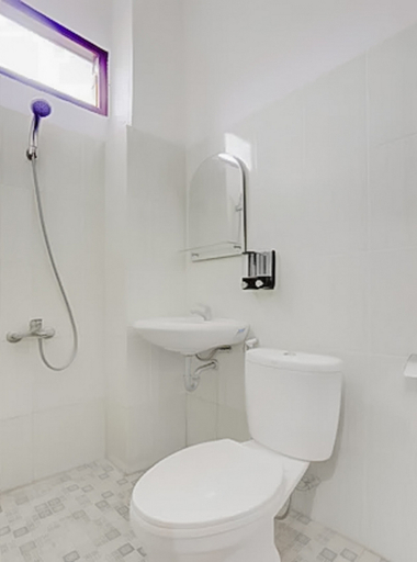 Bathroom 3, RedDoorz @ Pelangi Guest House Balikpapan, Balikpapan
