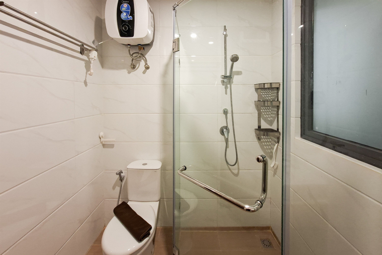 Bathroom 2, Modern Comfy 2BR Sky House BSD Apartment By Travelio, South Tangerang