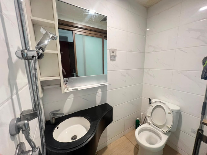Bathroom, Sky House BSD By Micky Studio, Tangerang Selatan