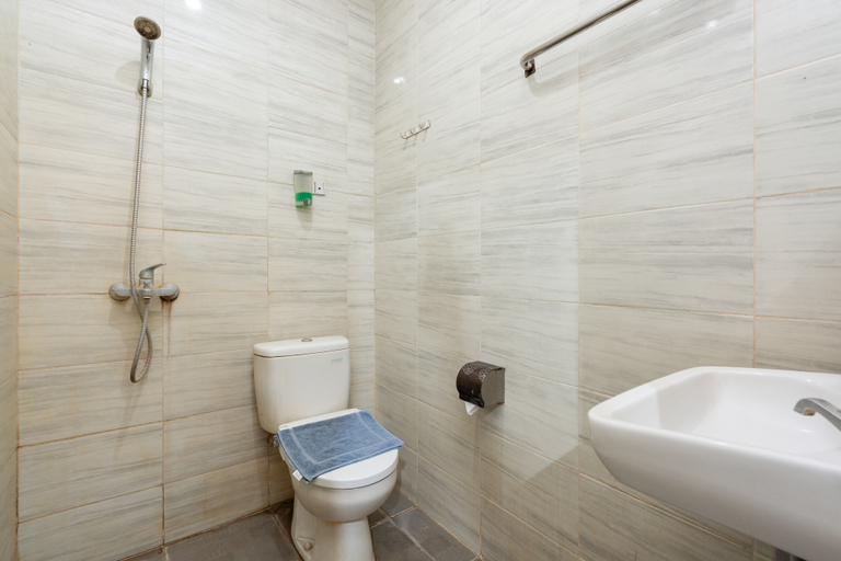 Bathroom 3, RedDoorz Plus near Galaxy Bekasi, Bekasi